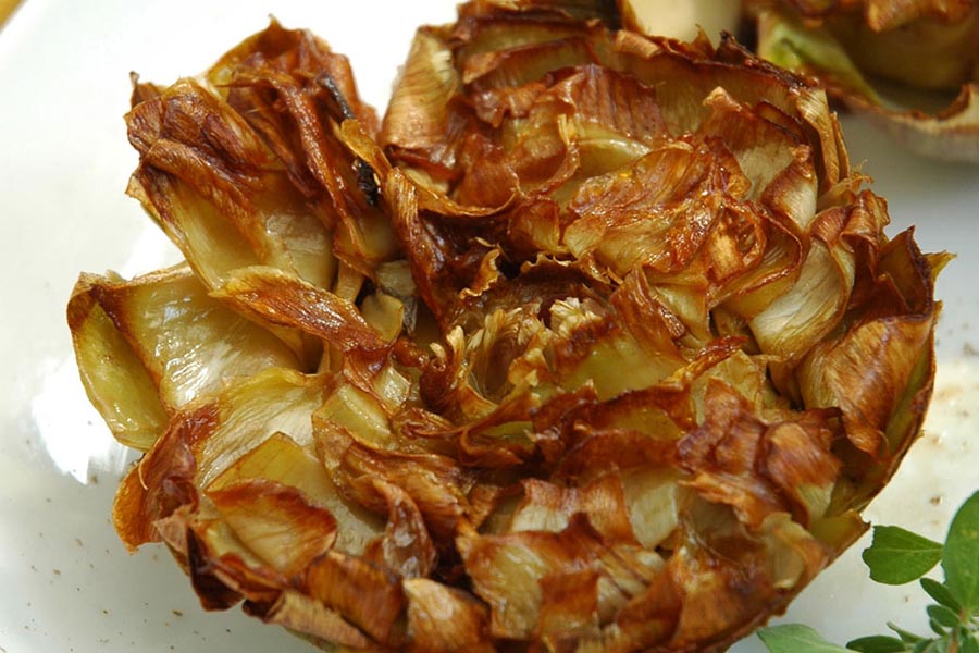 Rome's Jewish Fried Artichokes. Italy. (Photo by: Pierre Navigo/REDA&CO/Universal Images Group via Getty Images)